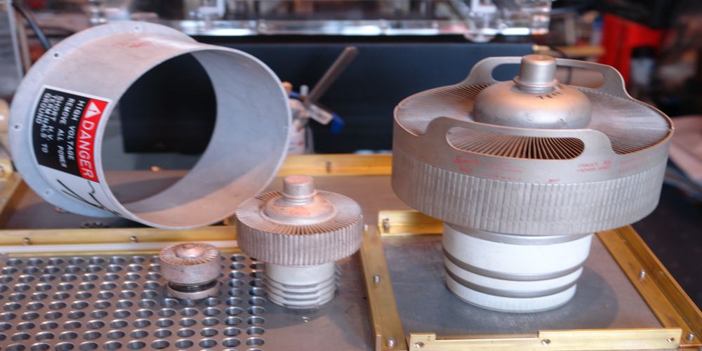 The Uses of 4CX1000A Electron Oscillator Tube